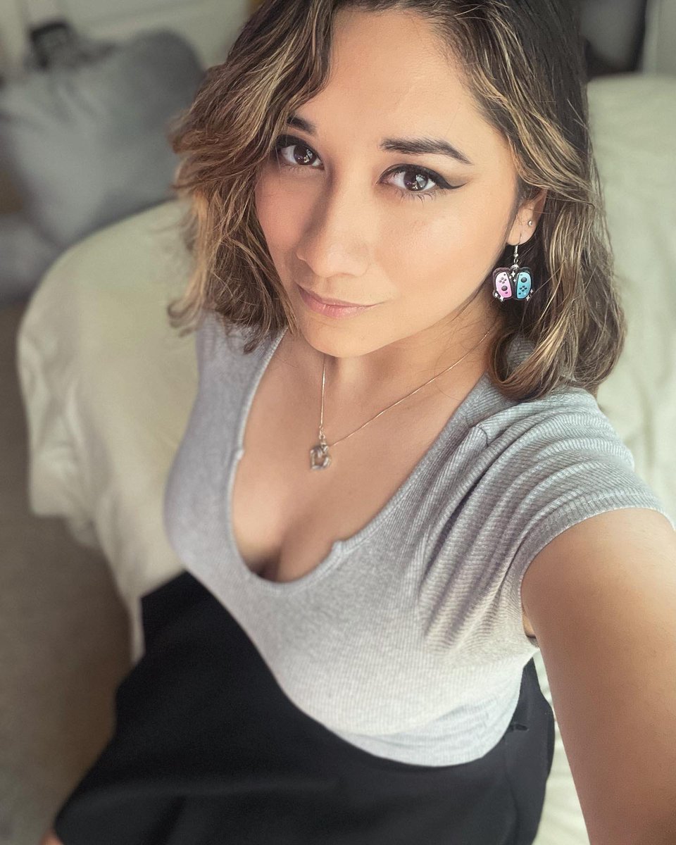 Streaming now 💜💛🌸