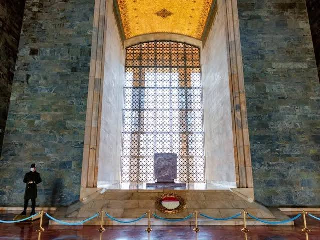 Evet yobazcım, sen haklısın kuzum... Biz Atatürkçüler olarak putperestiz!

Öyle ki Anıtkabir bizim kutsal mekanımızdır. Her gittiğimizde Misak-ı Milli Kulesi'ne mutlaka çaput bağlarız.

Binlerce kişi -birbirimize kıç kıça yapışık halde- mozole yapısını tavaf etmek Anıtkabir