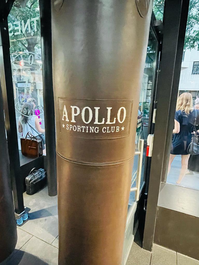 Ce soir, @dburkli et @aguillem1 inauguraient rue de Maubeuge la dixième salle de boxe d’Apollo Sporting Club à l’initiative des frères Madelenat, des entrepreneurs ambitieux et passionnés de sport. Une formidable réussite collective qui comprend aujourd’hui près de 6 000 amateurs