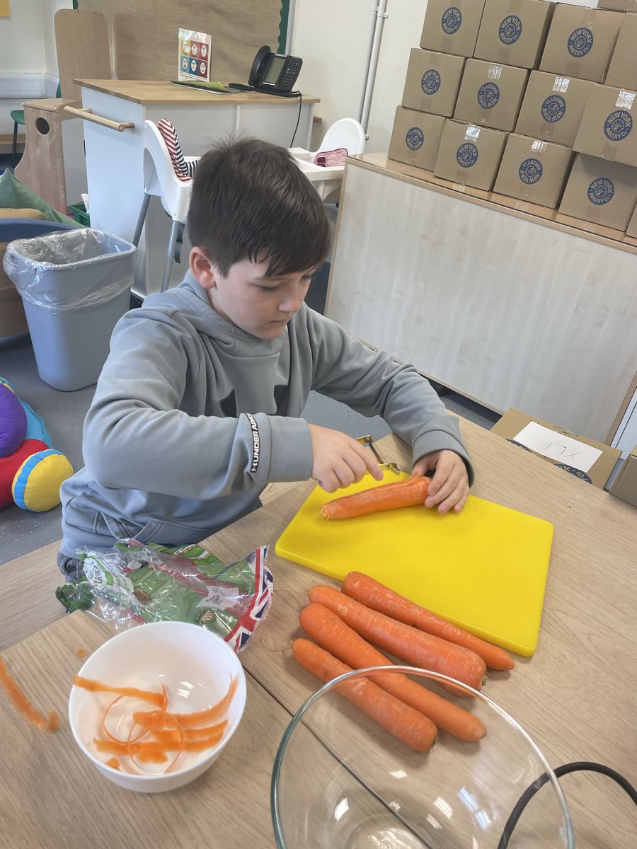 MissFlorenceCV's tweet photo. I loved making soup with some of our P7s today! 🥕 https://t.co/W5u4oACHqA