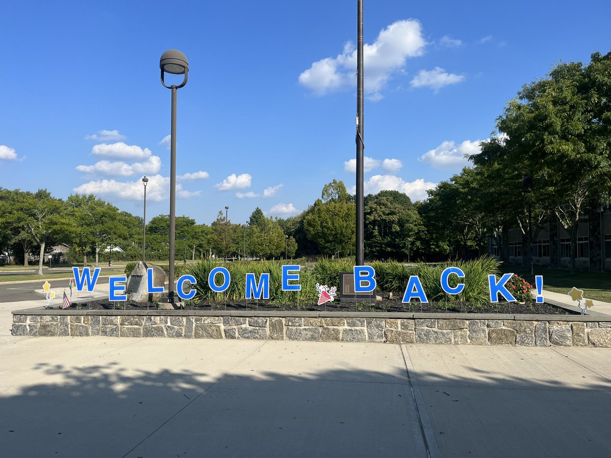….and we’re back!!! Happy first day, JGHS!!! 🎉💙