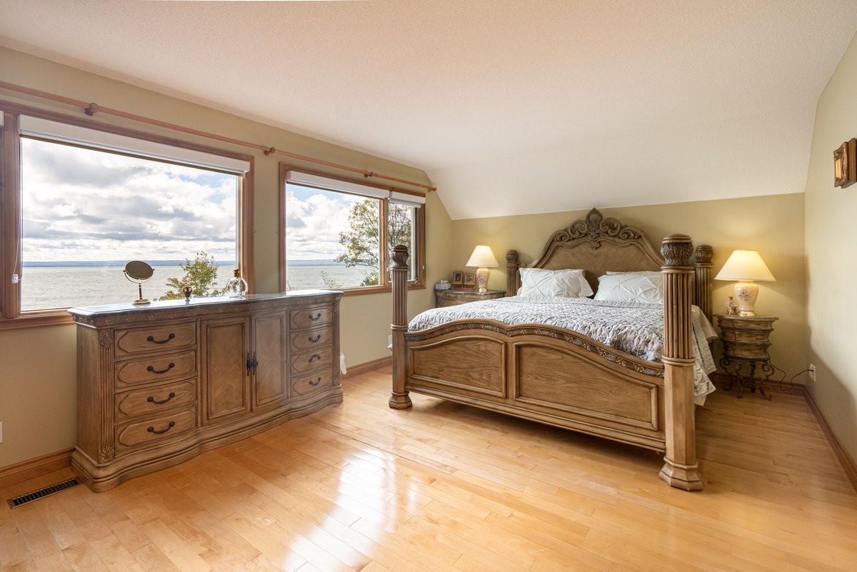 Welcome to Rocky Shores. Only minutes away from world famous Wasaga beach, this cottage offers expansive views of Georgian Bay. This renovated 10-person cottage is available for last minute bookings. Book your lakeside escape with Ontario Cottage Rentals today.

#myOCRvacation