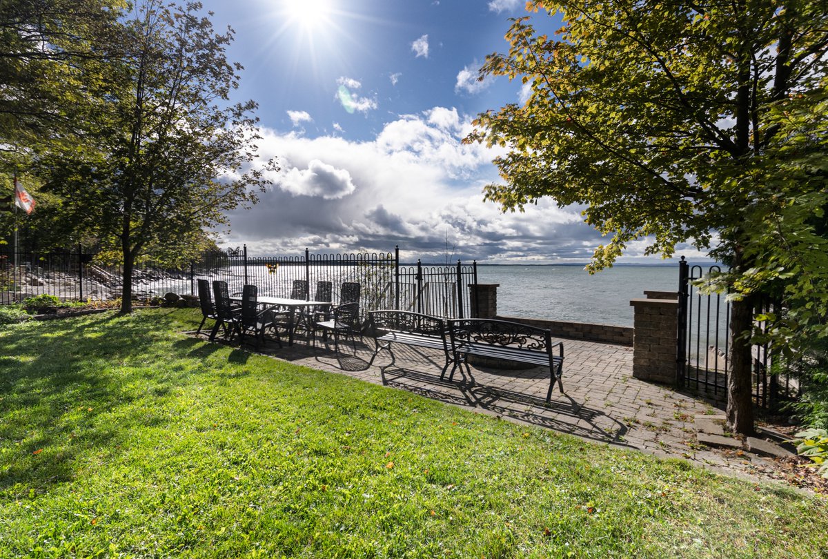 OntCottRent's tweet photo. Welcome to Rocky Shores. Only minutes away from world famous Wasaga beach, this cottage offers expansive views of Georgian Bay. This renovated 10-person cottage is available for last minute bookings. Book your lakeside escape with Ontario Cottage Rentals today.

#myOCRvacation https://t.co/oYrwK7aElI