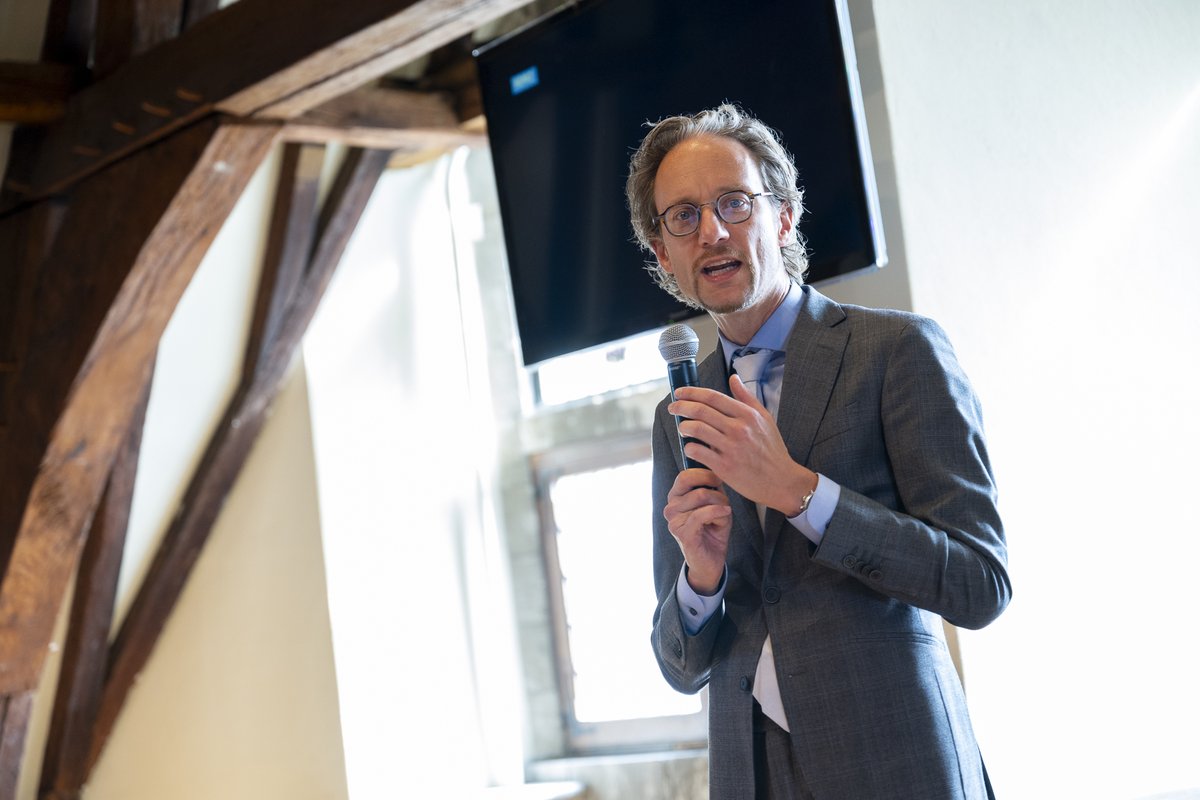 MandevilleAC's tweet photo. Wat een geweldig, maar dan ook oprecht, geweldig college! @70mdb (Mandeville staf) opende de middag. De Q&amp;A werd verzorgd door wethouder @ThierryvanVugt (wat kan Thierry dat ongelooflijk goed). De zaal zat vol met studenten, alumni, docenten en vrienden v Mandeville. #Gouda https://t.co/tOes5zgUZZ