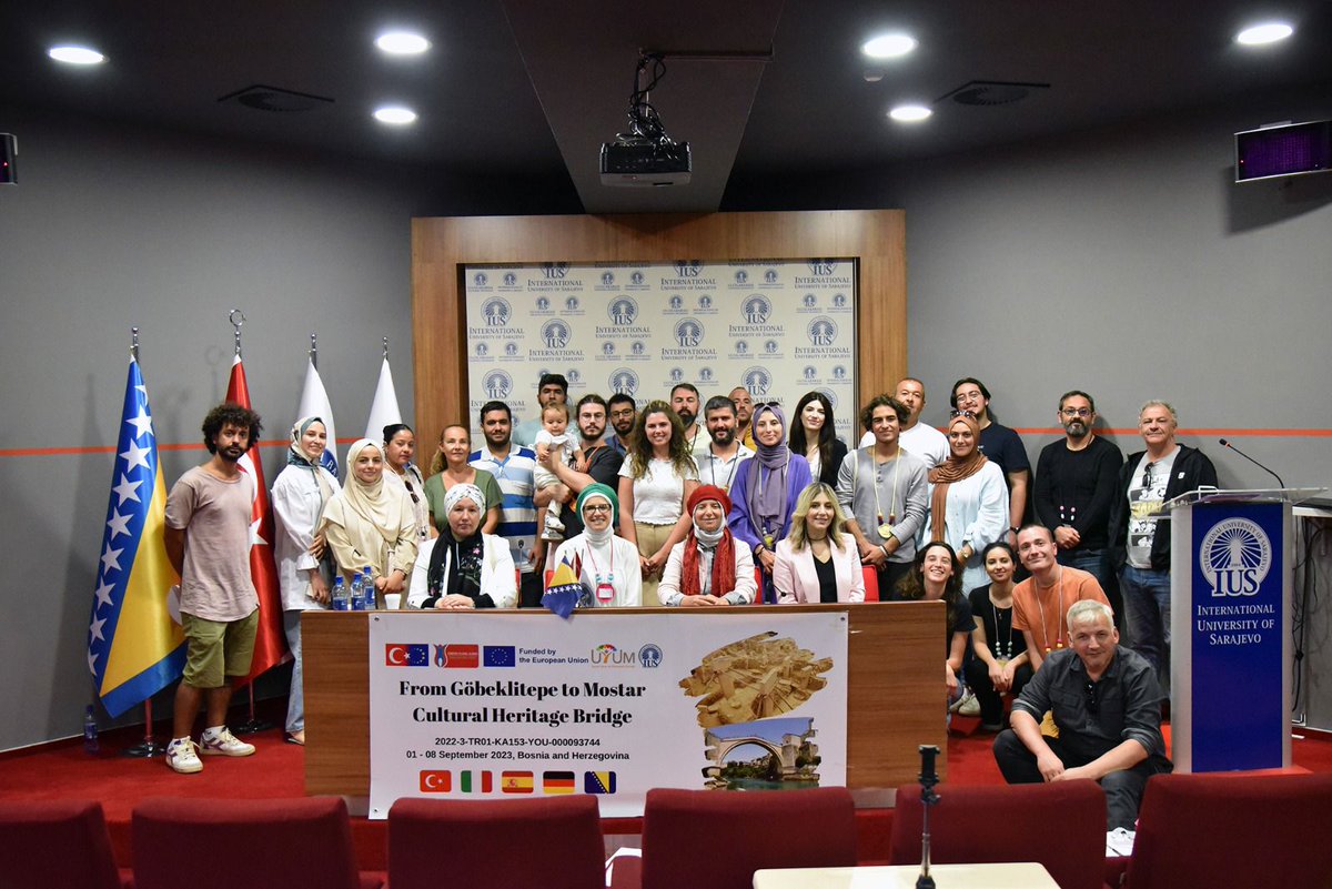 Projemizin beşinci gününde, Prof. Dr. Emel Topcu moderatörlüğünde "Geçmişten Günümüze Bosna: Tarih, Savaş ve Toplumsal Travmalar" panelinde Bosna'nın derin tarihini ve kültürünü anlamaya çalıştık. Panelde alanlarında uzman hocalarımızdan birbirinden değerli sunumlar dinledik.