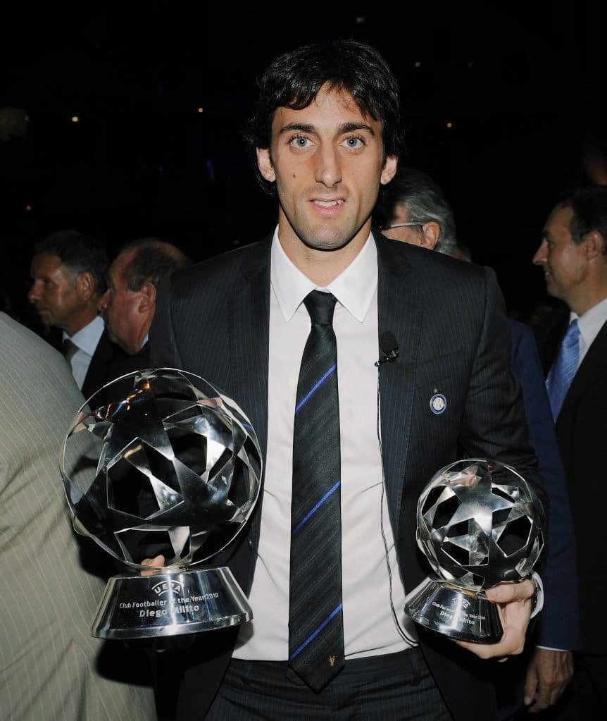 Brozholic's tweet photo. Diego Milito 2009/2010:

🏆 Scudetto
🏆 Coppa Italia
🏆 Supercoppa
🏆 Champions League 
🏆 FIFA Club World Cup 
🥇 UEFA Player of The Year
🥇 UEFA Best Striker 
🥇 UCL Final MVP 
🥇 Serie A Player of The Year
🥇 Serie A Foreign Player 
⚽️ 30 
🎯 9 https://t.co/PDeOtiPWGT