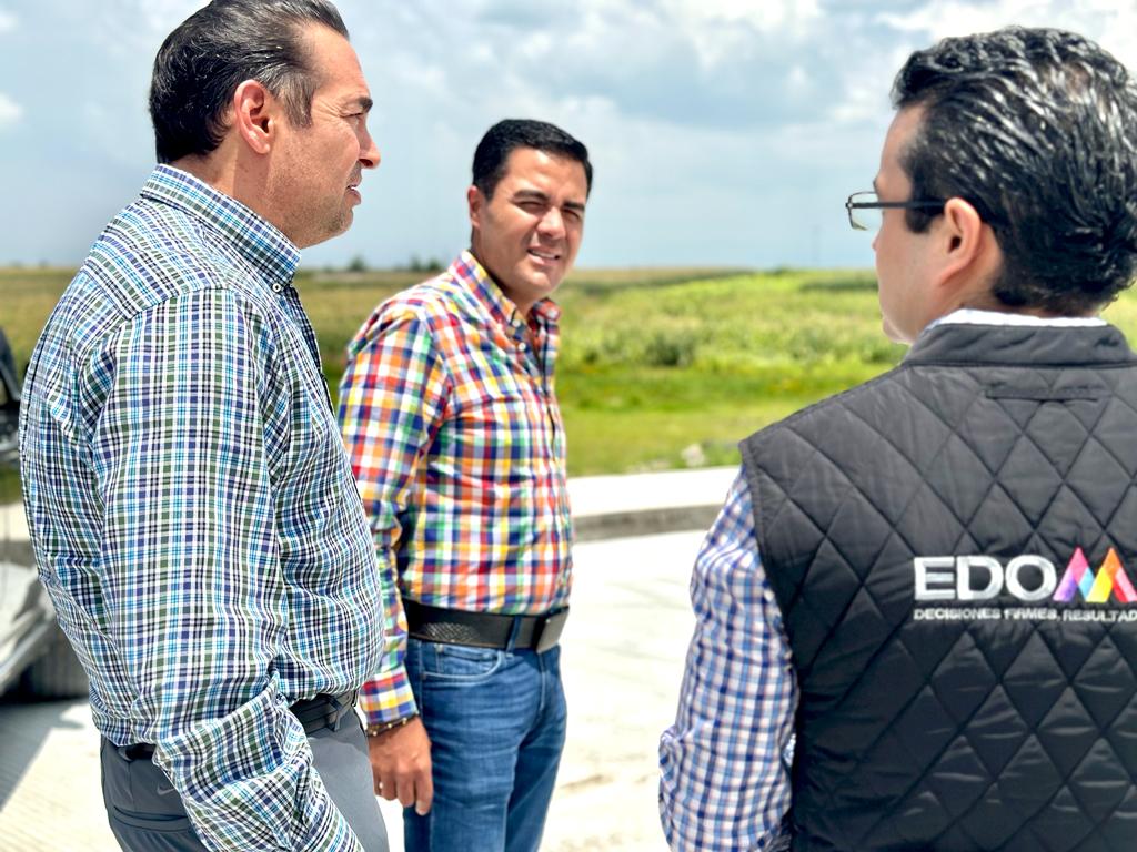 Oscar_SanchezMx's tweet photo. Recibimos la visita del Mtro. @pabloperaltag, Secretario de Desarrollo Económico del #Edoméx, para realizar un recorrido por el Parque Logístico de #FIDEPAR en Mina México y poder ver los avances de esta obra que marcará un antes y un después en la economía de #AlmoloyaDeJuárez. https://t.co/iT8IIBSxC9