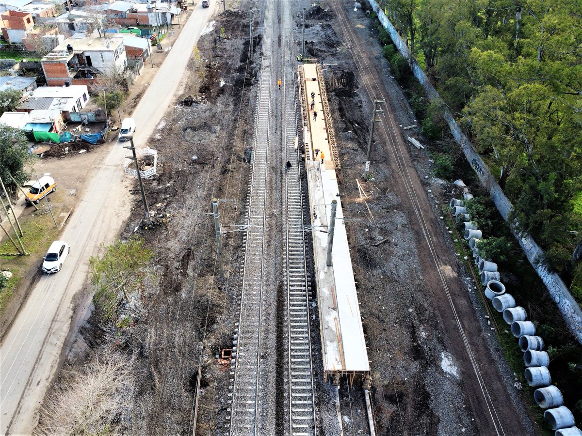 trenesarginf's tweet photo. Estamos construyendo los andenes de la nueva estación Universidad Almte. Brown, para la línea la línea #Roca, en Almirante Brown.

Estará ubicada entre Burzaco y Longchamps y permitirá transportar a los estudiantes que frecuentan la institución y a vecinos y vecinas de la ciudad. https://t.co/ed2wkFVEMN