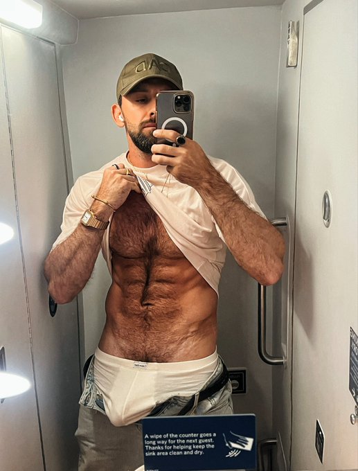 Mandatory plane selfie 🇫🇷 https://t.co/5QLrd4nmgl