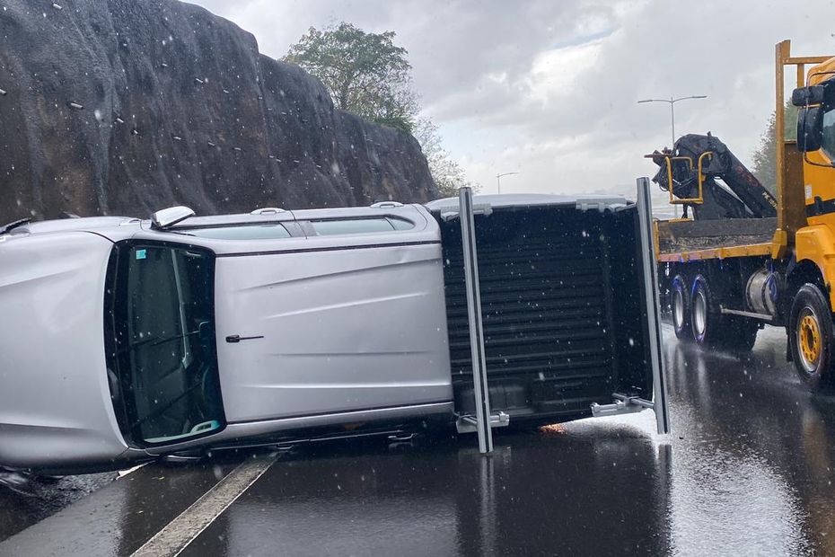 Un véhicule tout-terrain s'est renversé sur la montée de la RDO il y a près d'une heure. Il est seul en cause. La vitesse excessive est sans doute à l'origine de l'accident. Tahiti Polynesie dlvr.it/SvkPQr