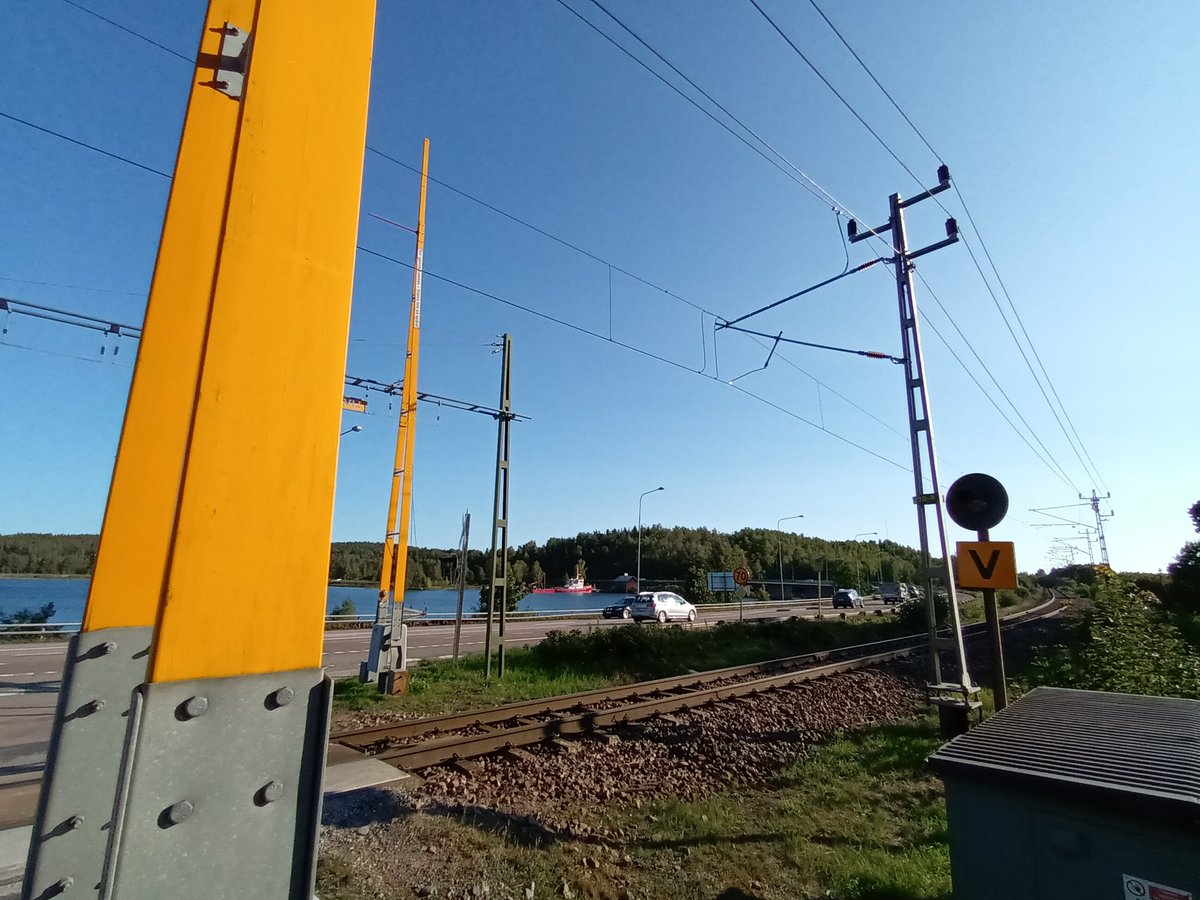 kristallnaach's tweet photo. 😍 #Grums #Vänern #See an #E18
#Eisenbahn 🚂🚃 #Bahnübergang
#Schweden 🇸🇪#Sverige 🦌#Sweden
#Elchenländle23 💙💛 #Värmland https://t.co/BFYMU7C9Yv