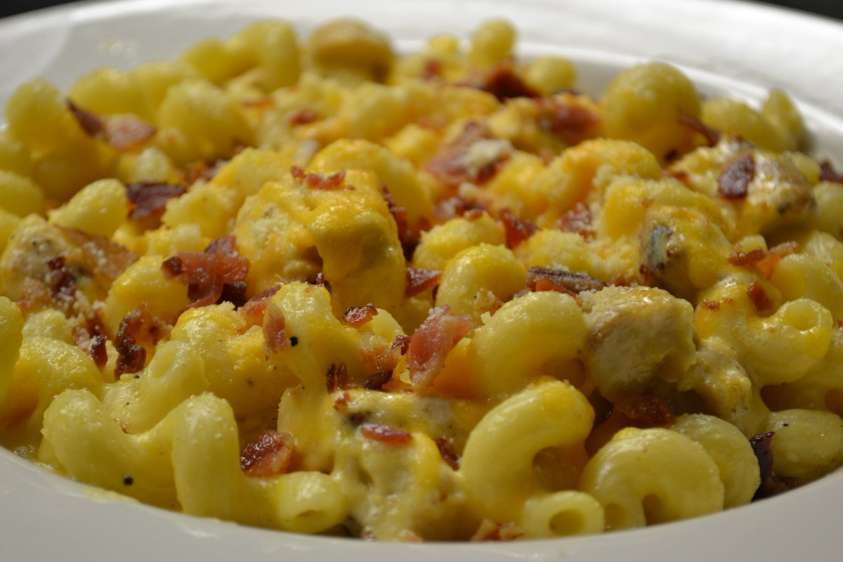 woods_uncle's tweet photo. Try a delicious homemade dish tonight:   
Baked Mac &amp; Cheese with juicy chicken, bacon bits and breadcrumbs.  The ultimate comfort food that hits all the right spots! 
#BakedMacAndCheese #ComfortFood #Foodie https://t.co/XaRAgj9rgm