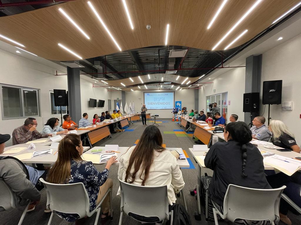 WorldVisionSV's tweet photo. En apoyo al @conasevi y la Mesa Técnica de Educación en Emergencias, fuimos sede del Taller de Certificación de Educación Vial impartido por la @fundaciongonchi a miembros de @EducacionSV, @ObrasPublicasSV, @FONATSV, escuelas de manejo, centros escolares y otros. https://t.co/JlEftczMIv