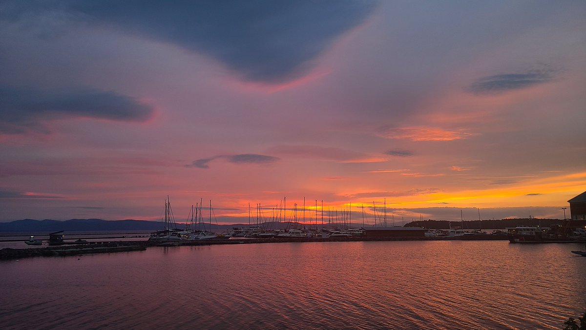 Burlington Vermont sunset action
#Burlington #Vermont #lakechamplain #photography #sunsetphotography #vt