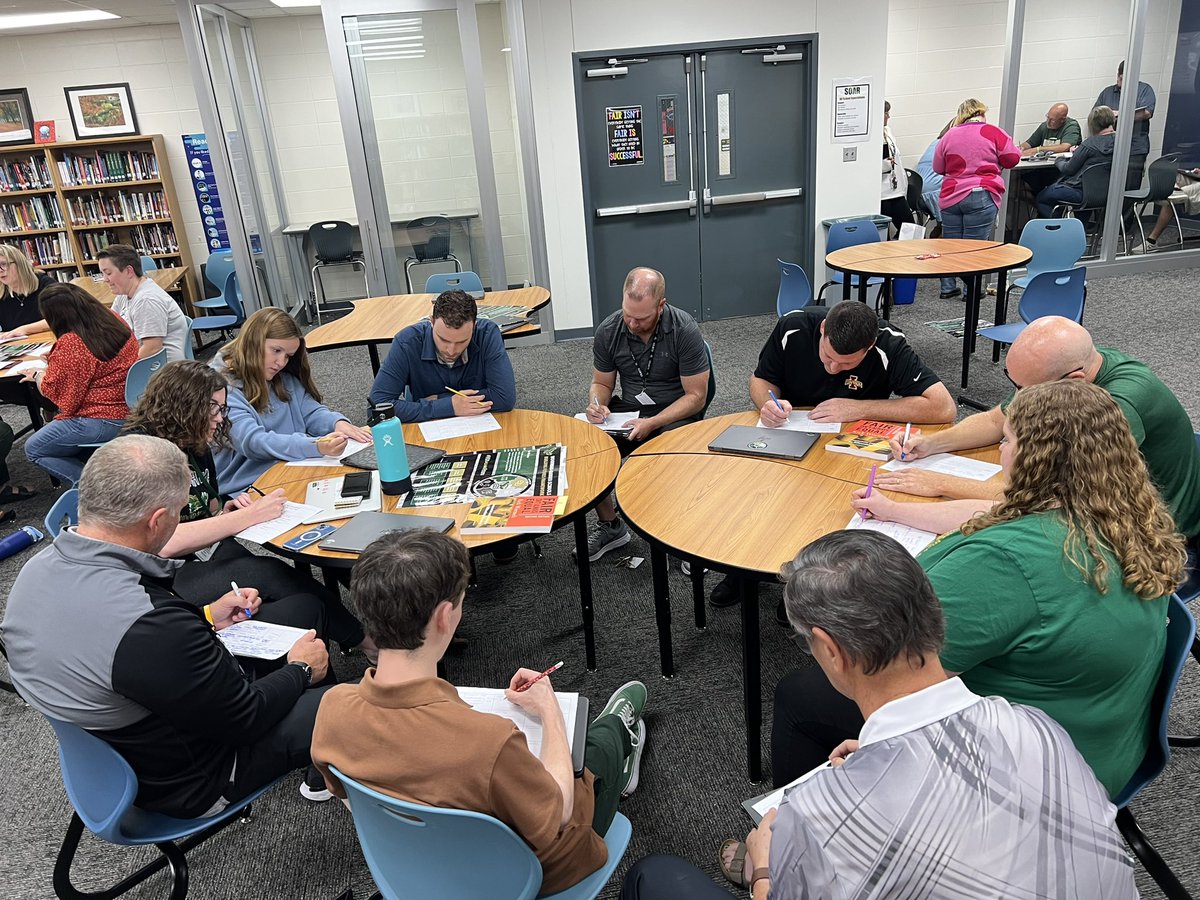 MindyBuck's tweet photo. Love when we all get together to learn and collaborate! Great conversations! @wgcsdhawks @wghshawks https://t.co/Ng9OPeQug2