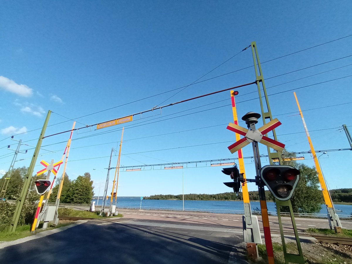 kristallnaach's tweet photo. 😍 #Grums #Vänern #See an #E18
#Eisenbahn 🚂🚃 #Bahnübergang
#Schweden 🇸🇪#Sverige 🦌#Sweden
#Elchenländle23 💙💛 #Värmland https://t.co/BFYMU7C9Yv
