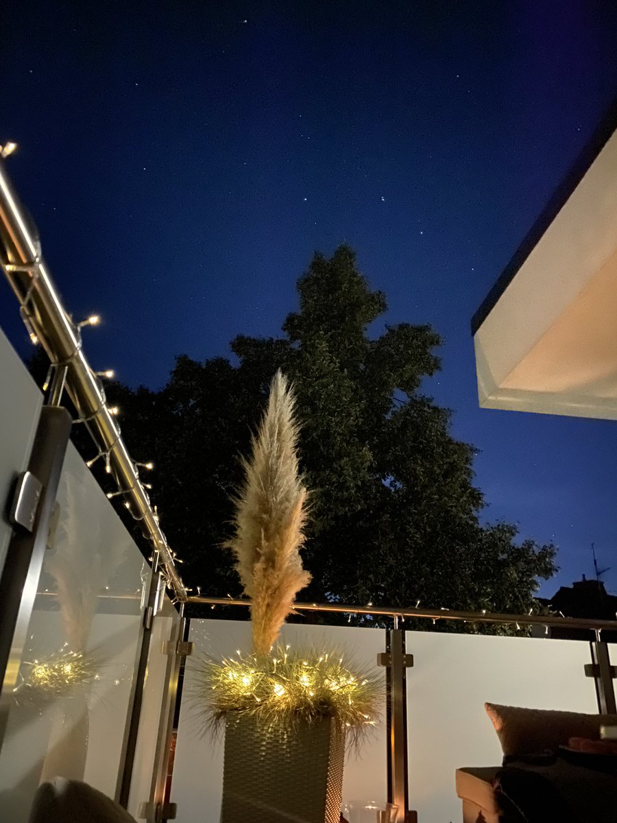 hab grad pyjamaparty mit mädels auf balkon mit blick auf sterne soo cool