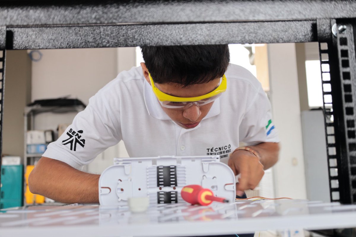 SENAenChoco's tweet photo. 🌟 En el primer día de competencia de WorldSkills ‘Empoderamiento Selva’, los talentosos aprendices de @SENAPutumayo, @sena_guaviare, @SENACaqueta, @SENA_Amazonas y @SENAenChoco brillaron en cocina, redes, contabilidad, software y salud. 🍳💻💰💉 ¡Impresionante! 👏🏽 https://t.co/QafhKjWfvy