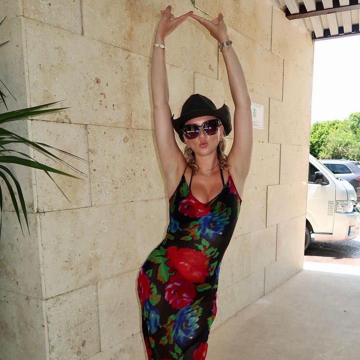 velveteyewear's tweet image. Giddy up, gorgeous 🤠🔥

#velvet #glam #oversizedsunglasses #squaresunglasses #girlstrip #yeehaw