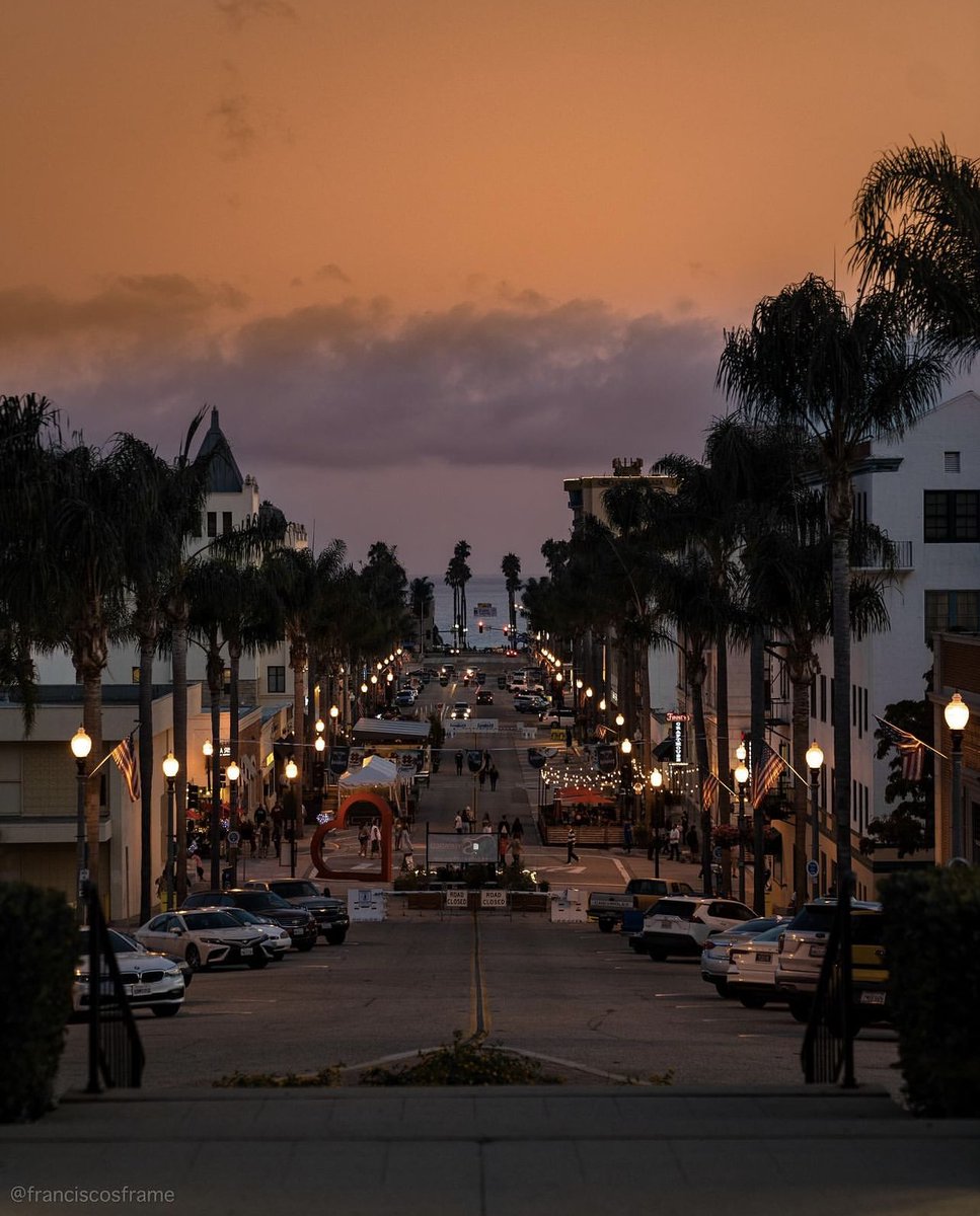 C-Street sunset 🌅

Beachside glow photo via @franciscosframe 📸

#MyDowntownVentura #DowntownVentura