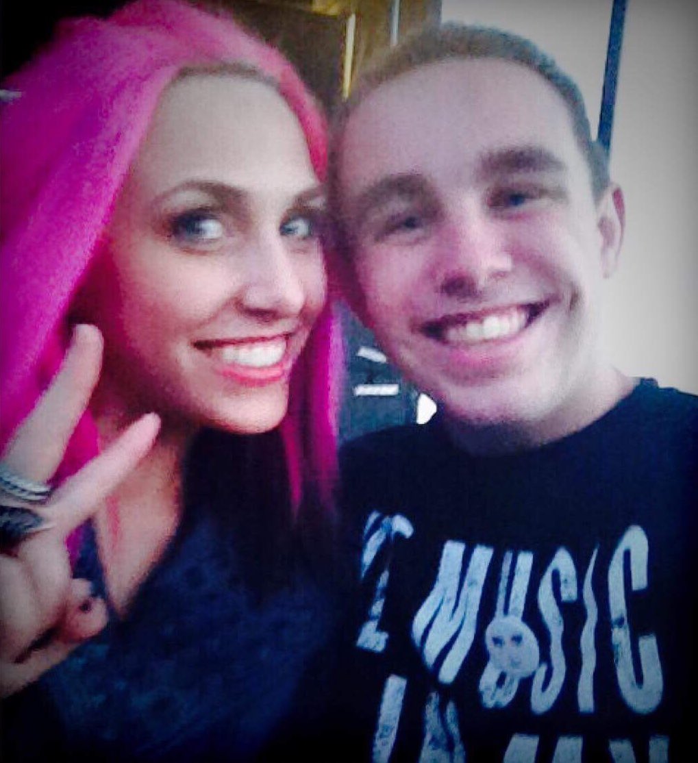JKoala13's tweet image. Happy birthday @barbieariel 🥳🎉🎈🤘💖 hope your birthday is just as rockin’ awesome as you! Can’t wait to see you again on the Emo Dreams Tour! #IconArmy @iconforhire