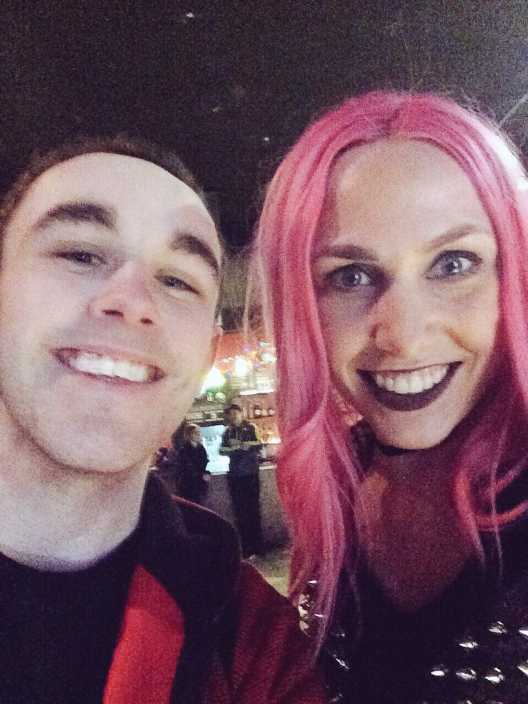 JKoala13's tweet image. Happy birthday @barbieariel 🥳🎉🎈🤘💖 hope your birthday is just as rockin’ awesome as you! Can’t wait to see you again on the Emo Dreams Tour! #IconArmy @iconforhire