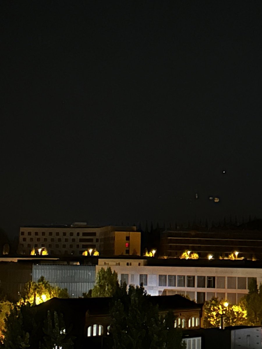 dolofp's tweet photo. Residència d’avis al sector nord de Manresa.. buida, per litigis i problemes legals.. com us expliqueu que hi hagi aq llum vermell a la finestra del penúltim pis?? #misteri #llumsinexplicables #posemllumalafoscor https://t.co/UV3lFQVQcm