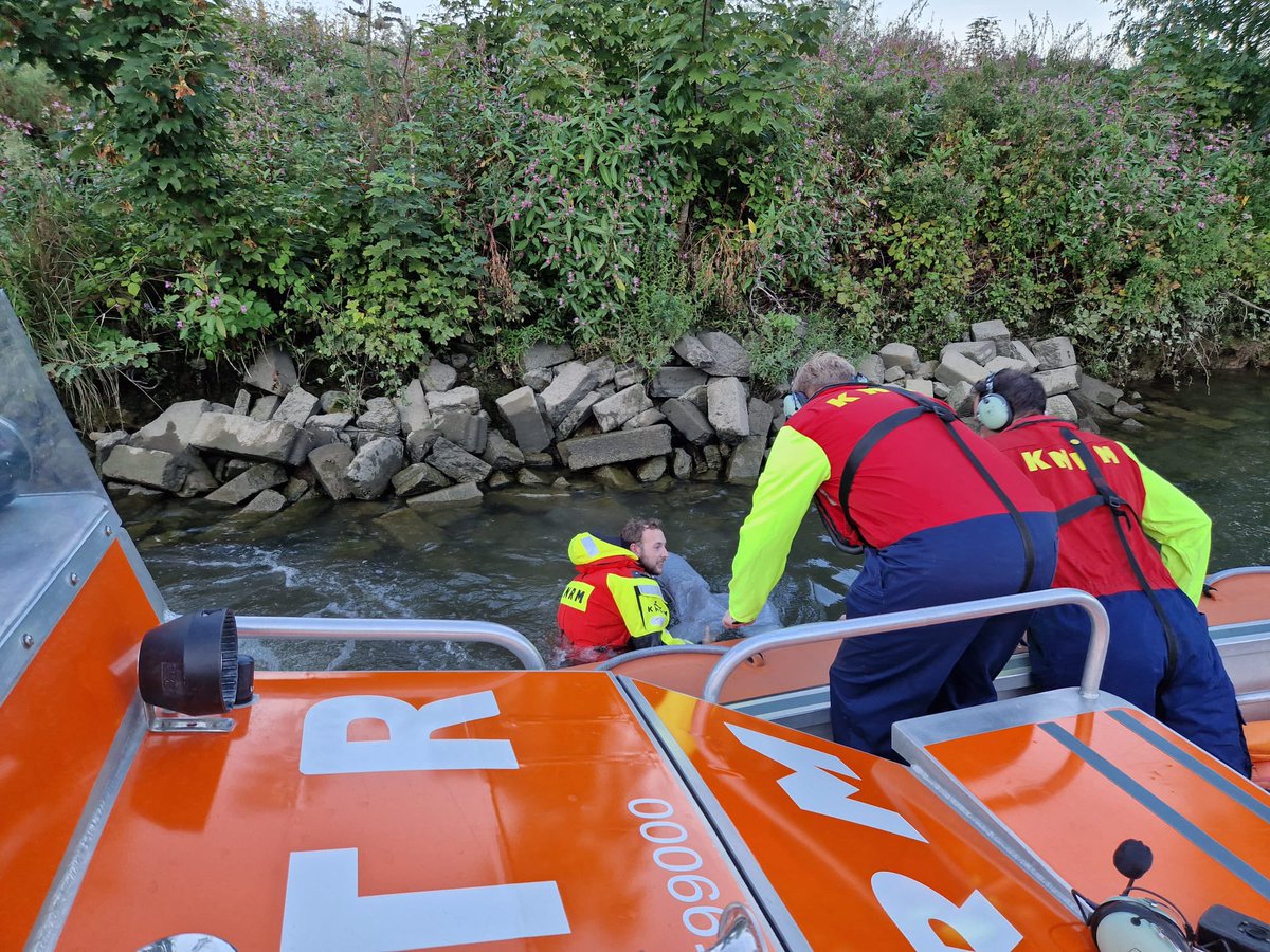 Vanavond vond er een multidisciplinaire oefening plaats op de Sophiapolder in <a href="/gemeentehia/">Hendrik-Ido-Ambacht</a> Drenkelingen, reanimatie en brand. @knrmdordrecht <a href="/ravzhz/">Ambulancedienst ZHZ</a> <a href="/BrandweerZHZ/">Brandweer Zuid-Holland Zuid</a> <a href="/Brwhia/">Brandweer HIA</a> <a href="/POL_Rotterdam/">Politie Eenheid Rotterdam eo</a> <a href="/ZHLandschap/">Zuid-Hollands Landschap</a> moesten aan de bak! Dank aan <a href="/Reddingsbrigade/">Zandvoortse Reddingsbrigade - anno 1922</a> Hia en <a href="/Safetyboatnl/">Safetyboat</a>  voor de hulp!