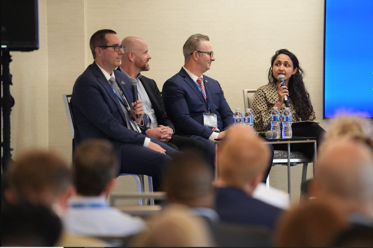 VAInnovation's tweet image. The #DataX  session track is underway! The first panel kicked off with a discussion on AI for operational efficiency. Panelists highlighted technological solutions that are leveraging data for better health outcomes.