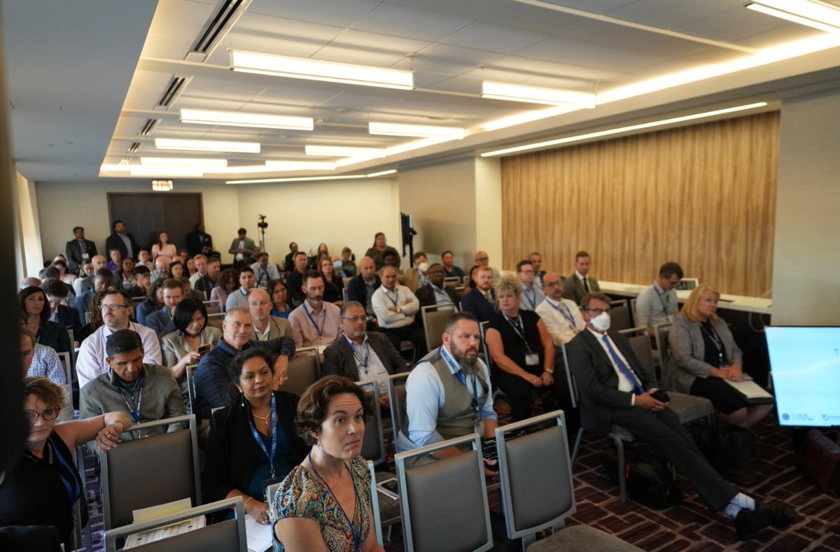 VAInnovation's tweet image. The #DataX  session track is underway! The first panel kicked off with a discussion on AI for operational efficiency. Panelists highlighted technological solutions that are leveraging data for better health outcomes.