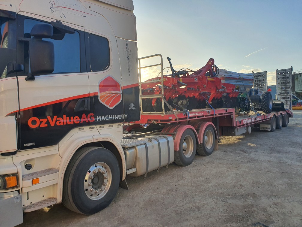 OzAG_Machinery's tweet photo. Delivery team out in force! 
Machines heading to NSW as well as a pick-up in Wagga for Delivery.
More &amp; more hitting the road, pre-Field Days (Henty &amp; Elmore).
Keep an eye out!!!
https://t.co/TSmWcK7ybO
#werefarmerstoo #ozvalue #deliveryteam #DeliveryTime #oftm https://t.co/TqoVoSwatz
