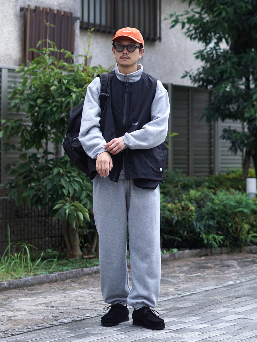 arknets_info's tweet photo. 《 CMF OUTDOOR GARMENT 》のベストに《 L.L.Bean 》のスウェットセットアップを合わせたスポーティーなスタイル。
カジュアルになりすぎないよう、足元は《 Clacks 》のワラビーブーツに。
🔗https://t.co/L2KZNKUmHe
#クラークス #BAGJACK #FreshService #エルエルビーン https://t.co/U83pTBMeUB