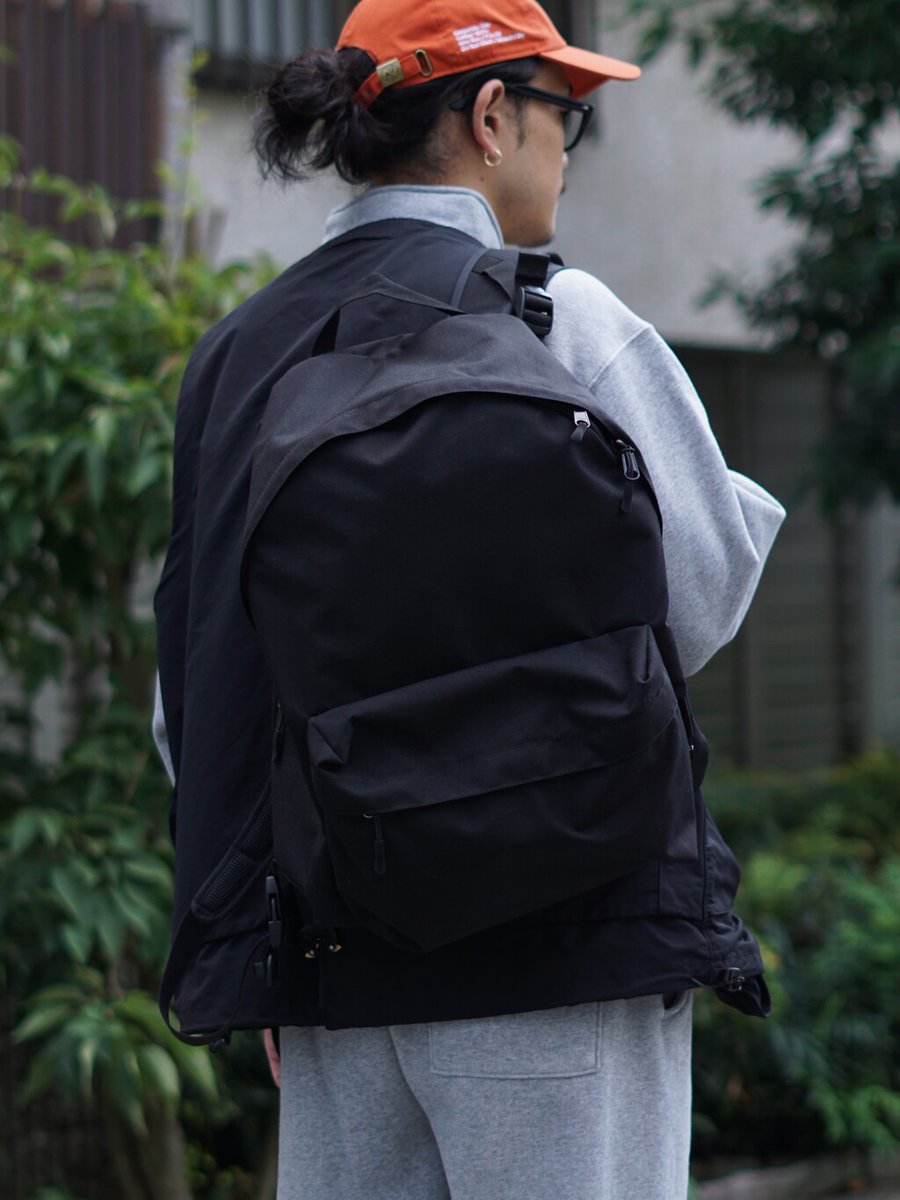 arknets_info's tweet photo. 《 CMF OUTDOOR GARMENT 》のベストに《 L.L.Bean 》のスウェットセットアップを合わせたスポーティーなスタイル。
カジュアルになりすぎないよう、足元は《 Clacks 》のワラビーブーツに。
🔗https://t.co/L2KZNKUmHe
#クラークス #BAGJACK #FreshService #エルエルビーン https://t.co/U83pTBMeUB
