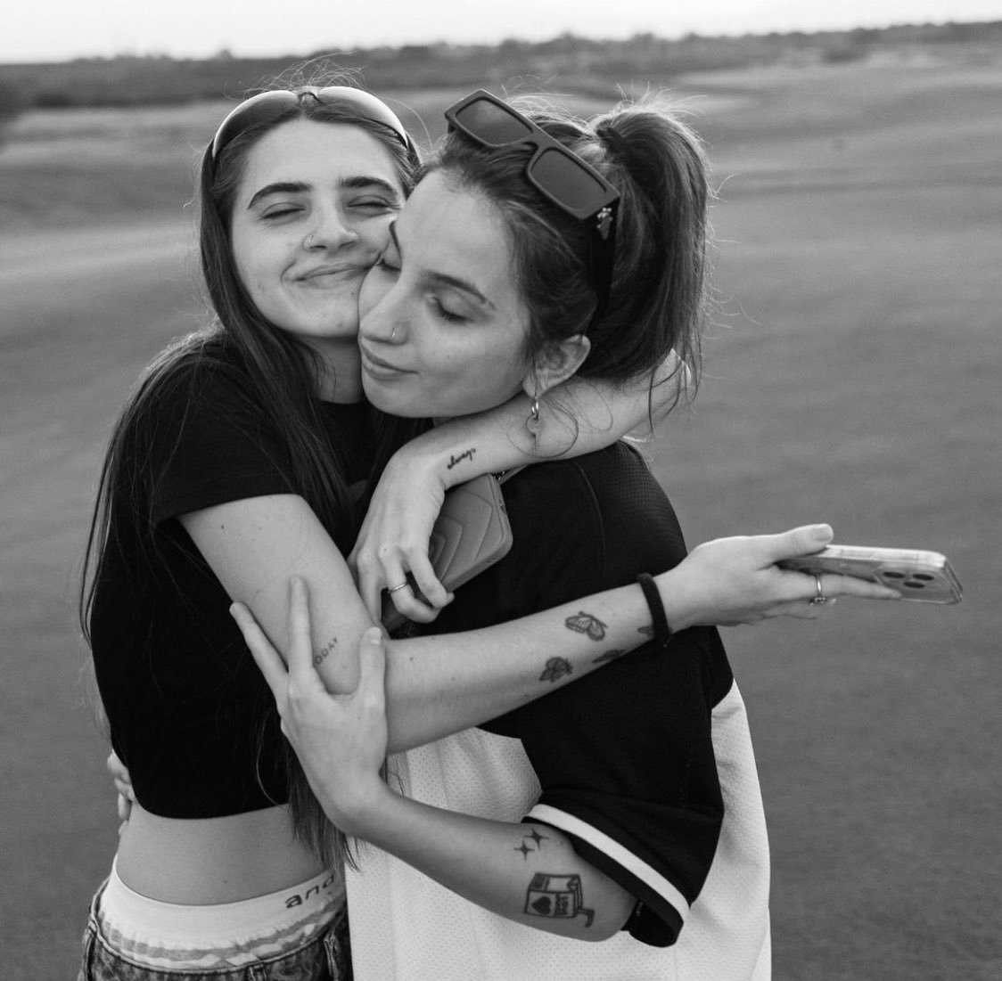 sinagbrisa's tweet photo. las amo tanto😭💘 https://t.co/yFvy9LowEb