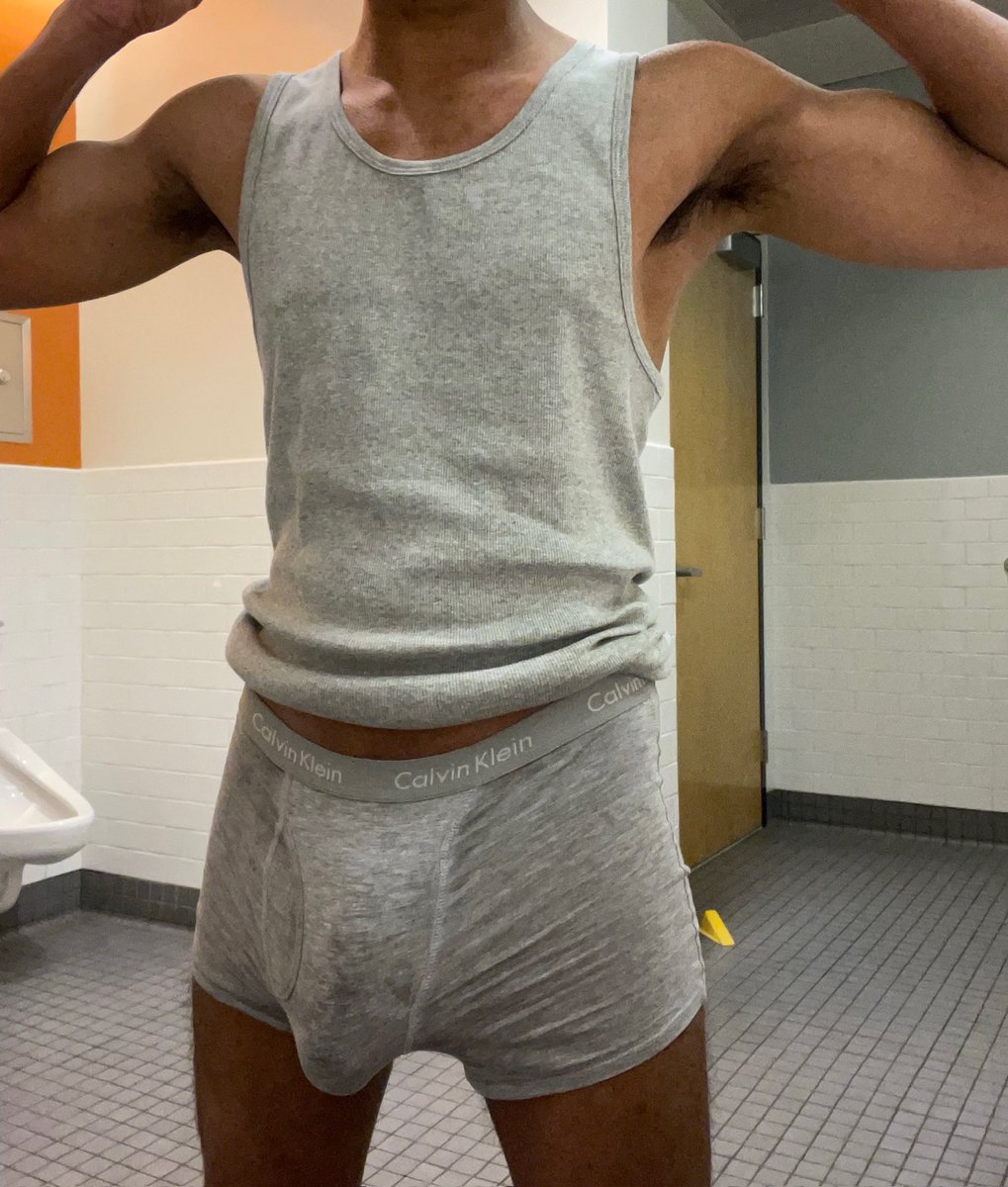 I love showing off in the school bathroom 😉