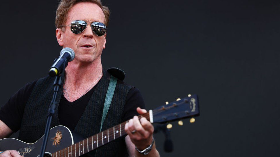 FanFunDamian's tweet photo. Damian Lewis was Daz Hale's guest on BBC Radio WM talking about his music, upcoming UK tour and much more! Find excerpts and listen here: https://t.co/Spwjq35Lq6 #DamianLewis #DamianLewisMusic #DamianLewisUKTour #BBCRadio #BBCRadioWM #BBCSounds https://t.co/qnfhjT3JmV