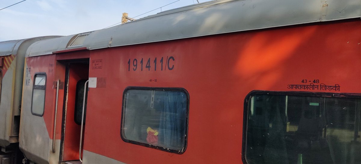 pkumar5777's tweet photo. #IndianRailways
#railmin 
#IRCTC 
Worst ever cocah of AC Tier II https://t.co/2to2TyrgRF