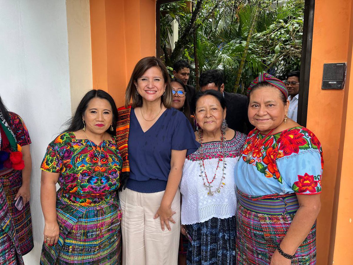 Ayer en el marco del #DíaInternacionalDeLaMujerIndígena participé en el conversatorio 'Mujeres Indígenas: Tejiendo nuestros pensamientos en una democracia floreciente' en el que abordamos los desafíos y compromisos que tenemos en la construcción de una sociedad más inclusiva y