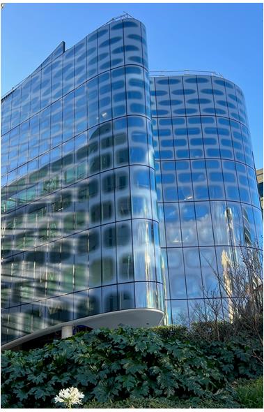 AlfredHealth's tweet photo. The spring sun is shining on the completed facade of the Paula Fox Melanoma and Cancer Centre.

Over 1000 glass panels, weighing up to 700kg each, have been installed to create a skin-like veil, with carefully selected translucent frit pattern representing layers of skin dermis. https://t.co/9J2fseOV5S