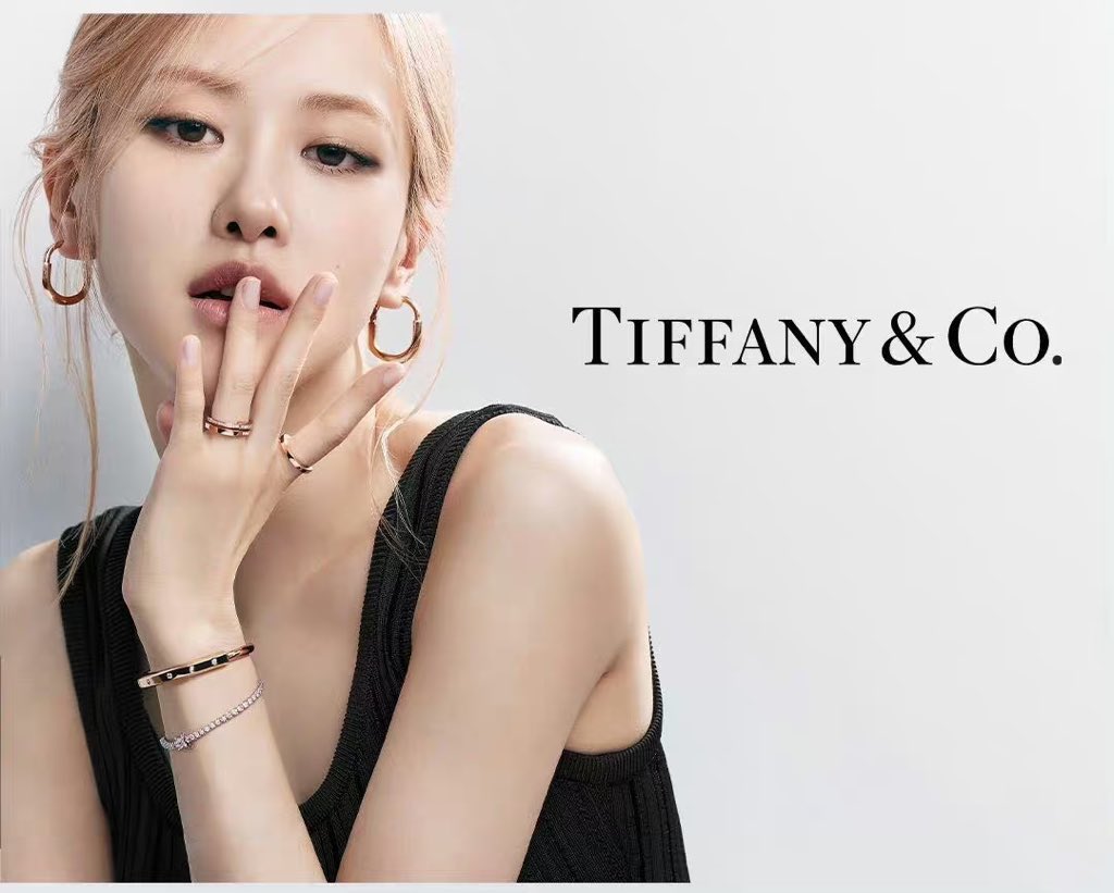 BLACKPINKGLOBAL's tweet photo. #ROSÉ is currently in four Global Campaigns: for @TiffanyAndCo TIFFANY LOCK, @YSL Saint Laurent Fall 2023, @SulwhasooUS Sulwhasoo The Ultimate S Collection, and @RIMOWA RIMOWA ‘Never Still’ Chapter 4 

She remains as the Idol with the MOST LUXURY BRAND and GLOBAL BRAND Campaigns.

#ROSÉxSaintLaurent #TiffanyxROSÉ
#ROSÉxSulwhasoo #ROSÉxRIMOWA