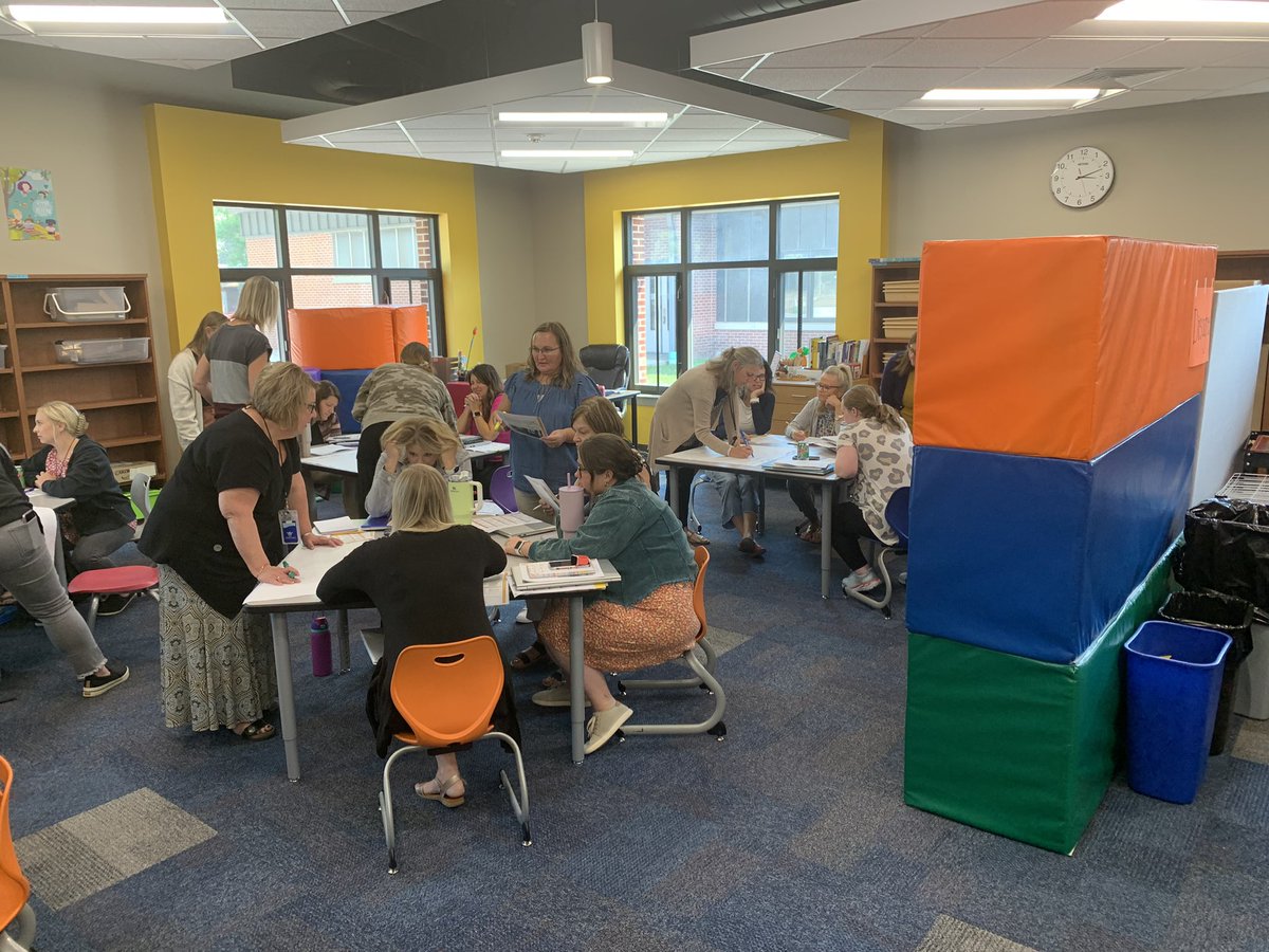 humboldt_elem's tweet photo. Taft staff engaged in conversations this afternoon around our new evaluation system! Working to identify what great teaching looks like in each Danielson domain. https://t.co/RoO5jIwItG