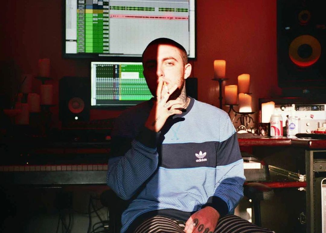 ibfs_mag's tweet photo. [Music]
5年前の2018年9月7日、Mac Miller(マック・ミラー)が偶発的なオーバードーズのため26歳で急逝。誰もが“いい奴”だったと語る彼は、ほぼ無名時代のVince Staplesと『Stolen Youth』を制作した際、「1億円を稼げるようになったらベンツでも買ってよ』と、印税の全権利をVinceに譲ったという。 https://t.co/WbHG7Zzr4V