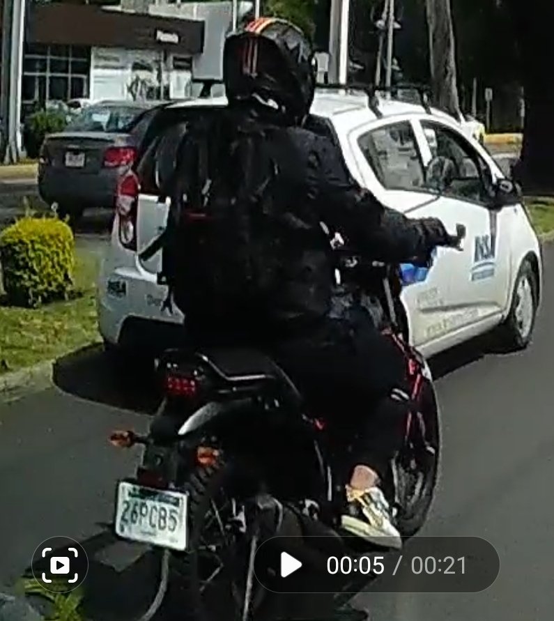dafo50's tweet photo. @Trafico_ZMG está moto le tiro el espejo a un carro de la empresa INSA, al parecer quería algo de acción por la mañana https://t.co/7BNOfkr5lT