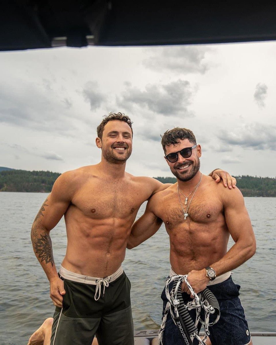 ElSatiro_'s tweet photo. Yo, al ver a los hermanos Efron. https://t.co/lLvJXJN8in
