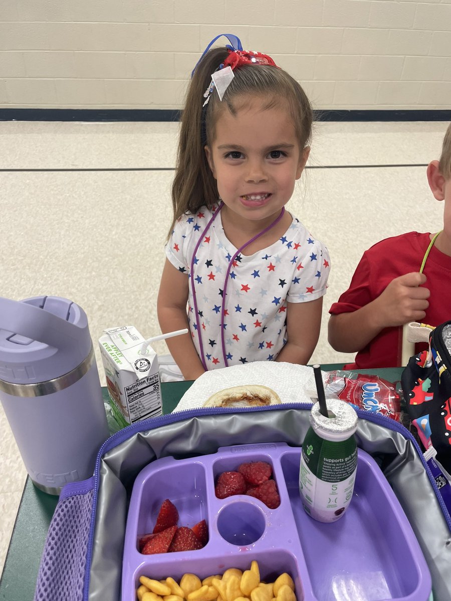 mullinsjennaj's tweet photo. In Marauder Country…it’s our littlest students first time at lunch! #GSDfirstweek #HunterHornets https://t.co/Zxr4ijy4MZ