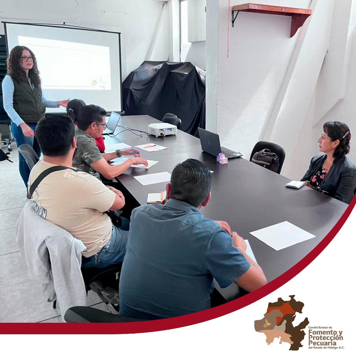 cefpphidalgo's tweet image. La M.V.Z. Esbeydi Abigail Amador Martínez y el M.V.Z. Jesús Alejandro Olvera Monroy, Coordinadores de Vigilancia Epidemiológica e Inocuidad Pecuaria, respectivamente, de este Comité, capacitaron a productores cunícolas del municipio de Tula de Allende.