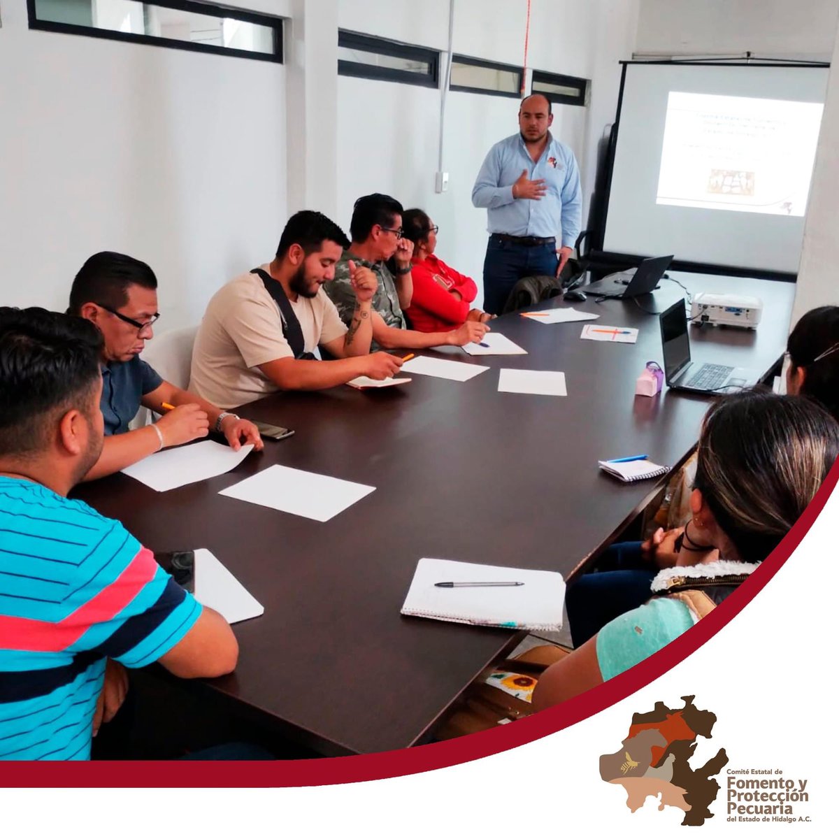 cefpphidalgo's tweet image. La M.V.Z. Esbeydi Abigail Amador Martínez y el M.V.Z. Jesús Alejandro Olvera Monroy, Coordinadores de Vigilancia Epidemiológica e Inocuidad Pecuaria, respectivamente, de este Comité, capacitaron a productores cunícolas del municipio de Tula de Allende.