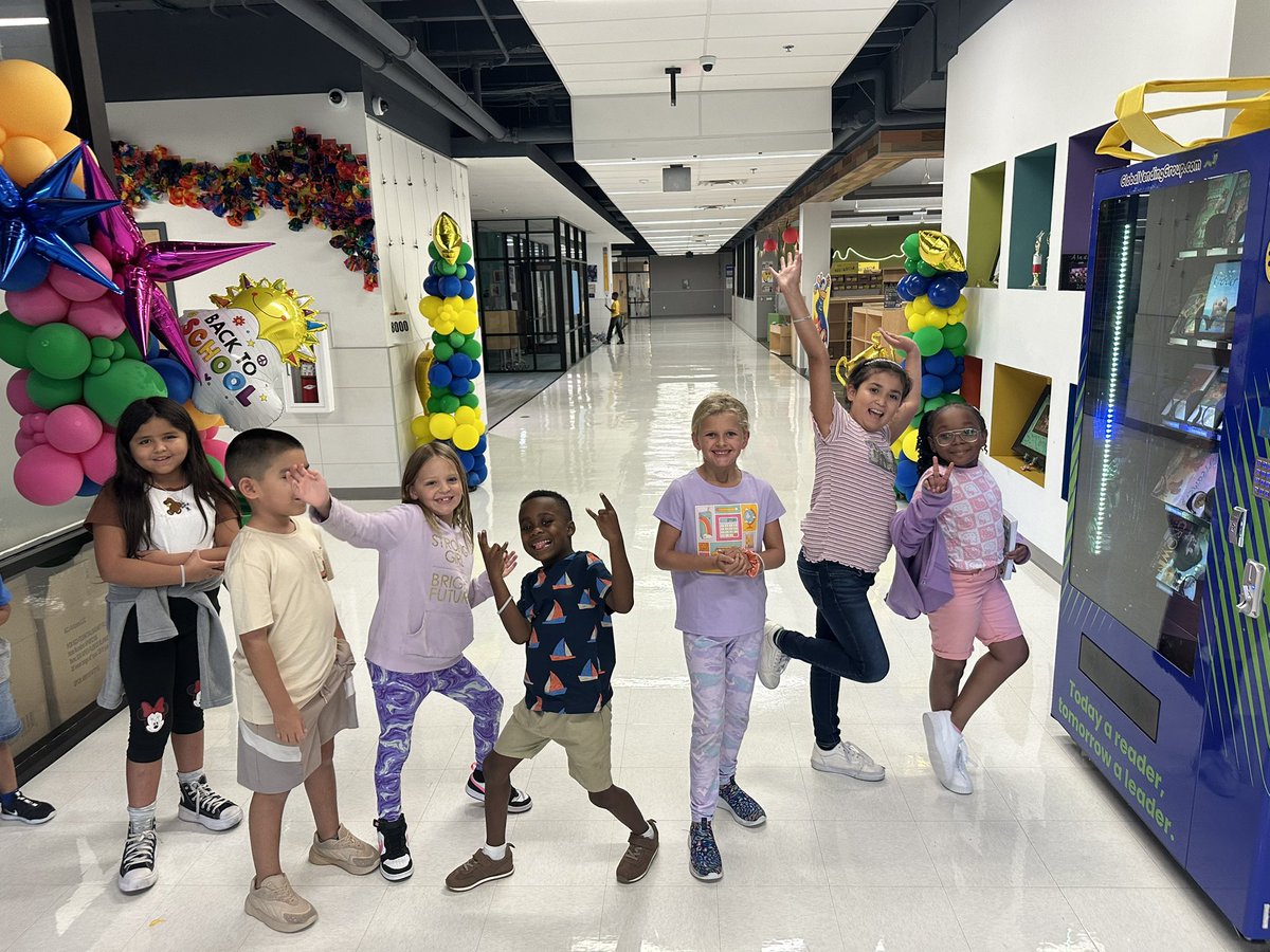 JonesAcademy1's tweet image. Happy All-Stars getting a free book from the Jones Academy PTA Book Vending Machine! ⭐️📚#sololomejor