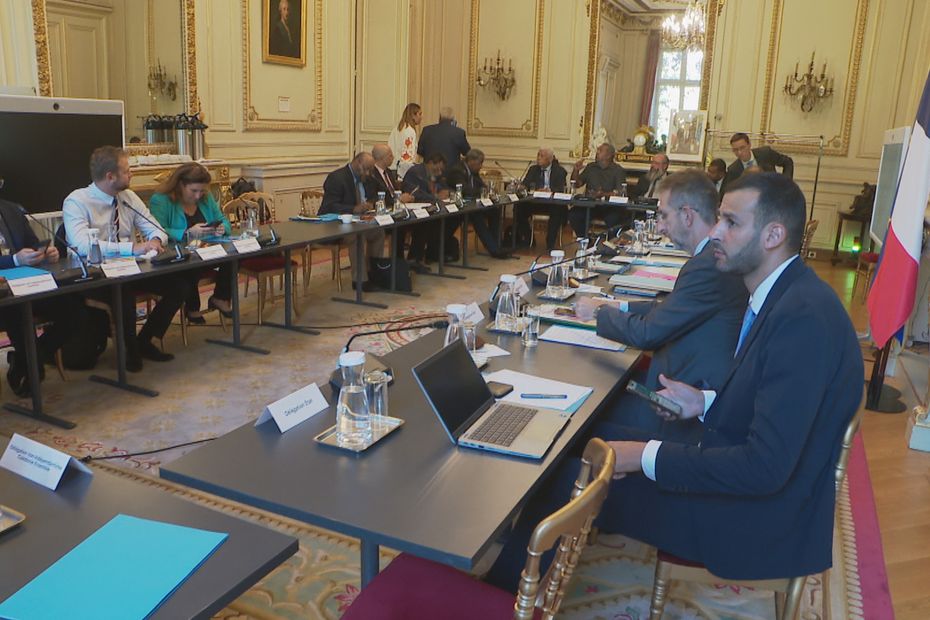 Des responsables indépendantistes et non-indépendantistes de Nouvelle-Calédonie ont été réunis à Paris à la même table mercredi, une première depuis 2019 : au menu, le dégel du corps électoral, la réforme du statut, la citoyenneté… Tahiti Polynesie dlvr.it/SvkXlJ