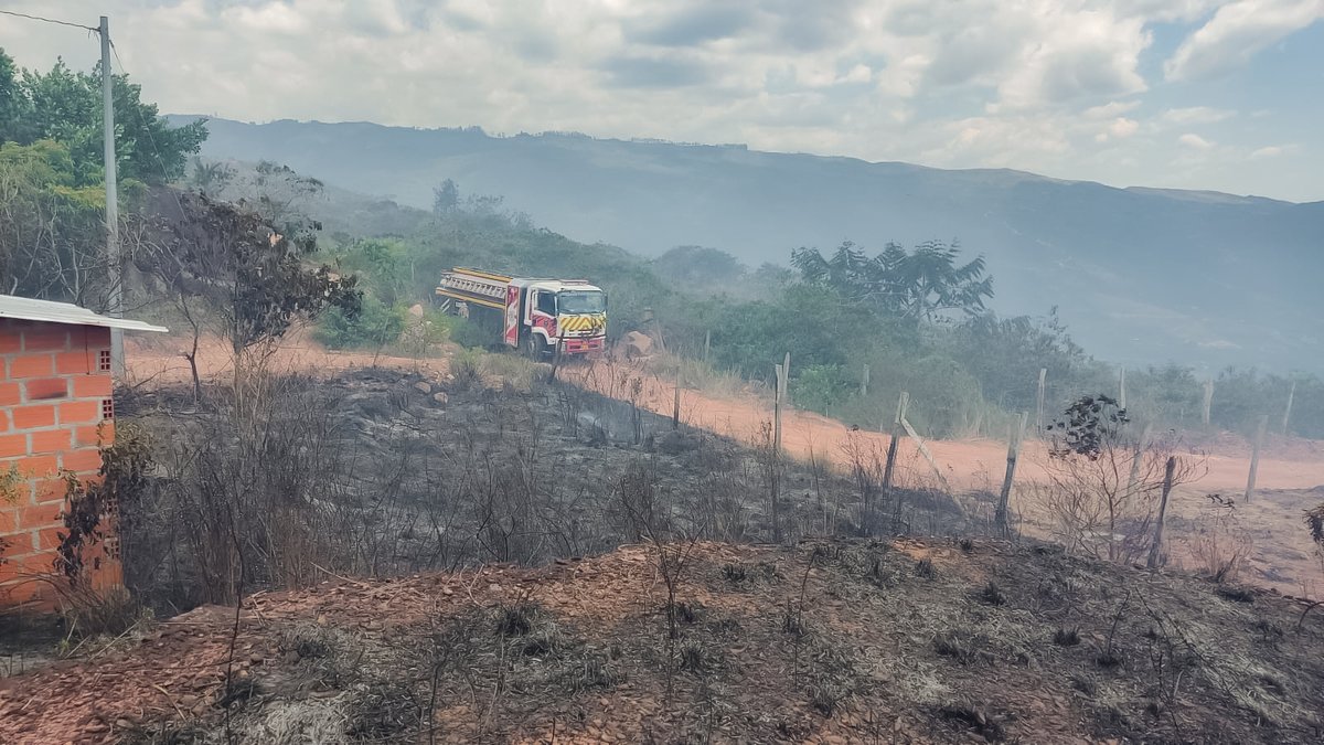 floridabomberos's tweet image. El #CBVF logró #controlar un #IncendioForestal de aproximadamente 4 #hectáreas en la #vereda #Palogordo del #municipio de #Girón.

Las 3 #unidadesbomberiles, durante una hora y media de trabajo, lograron contener el avance de las #llamas con #herramientas manuales y #agua.